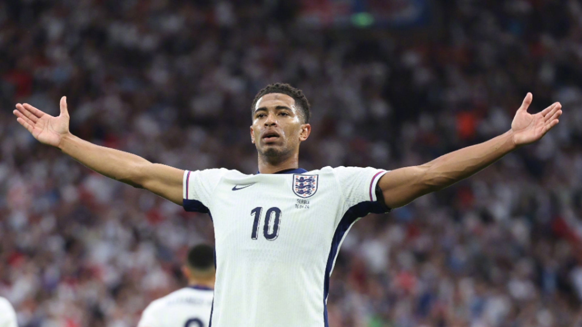 勒布朗轰18+5吞里程悲！在场-33被喷巨大防守漏洞：不卡位+不协防（勒布朗砍下18分5板仍成里程“悲”，在场净负33遭批防守漏洞百出：不卡位、不协防）