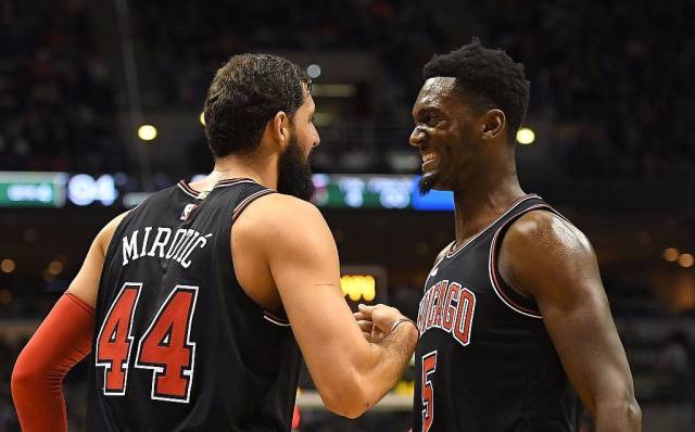 理性追星，新鹏城vs成都赛后有球迷跳下看台与韦世豪合影（理性追星：新鹏城对成都赛后球迷翻越看台与韦世豪合影）