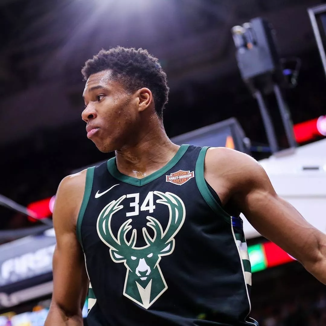 足彩头奖空开二等63万滚存1034万 本周六派1200万（足彩头奖空缺，二等63万；滚存1034万，周六派送1200万）