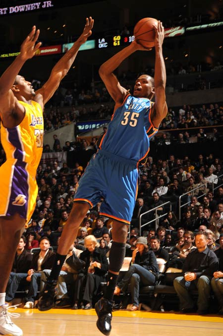 半场三分22中2！科尔：我们有很多优秀射手，命中率总会正常的（半场三分22投仅2中，科尔：我们射手多，命中率会回归正常）