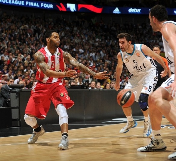 若昂-内维斯谈任意球主罚顺位：谁更有信心，谁就去罚（若昂-内维斯：任意球主罚看自信，谁有把握谁上）