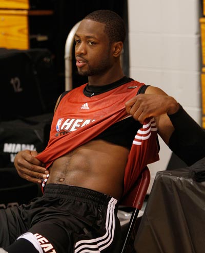 黄蜂队的新打法以快速反击和精准传球为主，这种（黄蜂队推新战术：以高速反击与精确传球为核心）