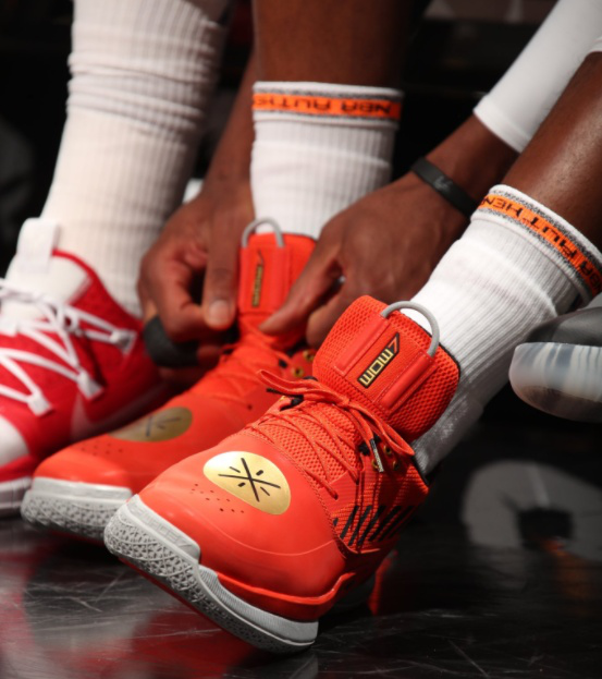 足球中超球队前锋脚踝受伤，赛季恐报销（中超球队锋线大将脚踝受伤，赛季或提前报销）