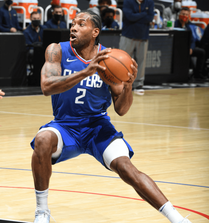 每一拍都是爱心！张江镇这场街区羽毛球比赛挥洒汗水，更温暖人心（挥拍传爱，暖意满城：张江镇街区羽毛球赛热力开打）