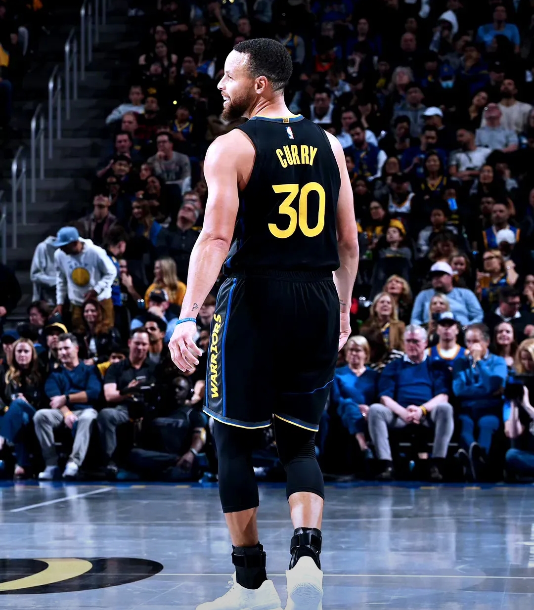 协防是用鞋防？约基奇用脚拦截爱德华兹传球 里德还被沃特森打脸（协防靠鞋底？约基奇脚下拦截爱德华兹传球，里德遭沃特森打脸）