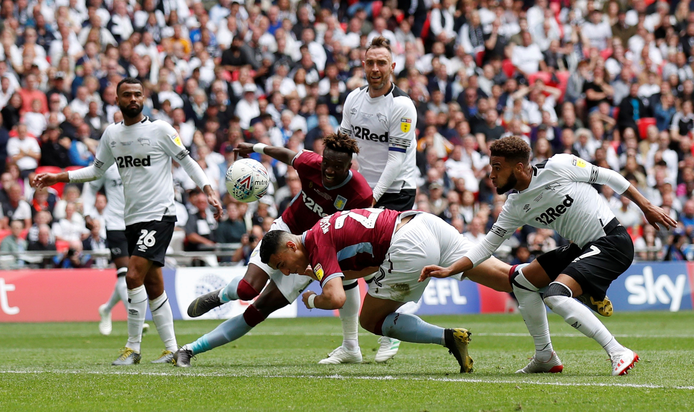 足球报：海牛资金有困难，但追加奖金第一时间就发到球队手中（足球报：资金吃紧，海牛仍第一时间将追加奖金发给全队）