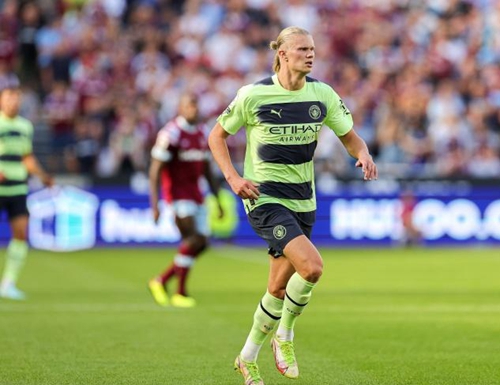 康宁汉姆的抢断时刻：瞬间改变战局（康宁汉姆的关键抢断：刹那扭转战局）